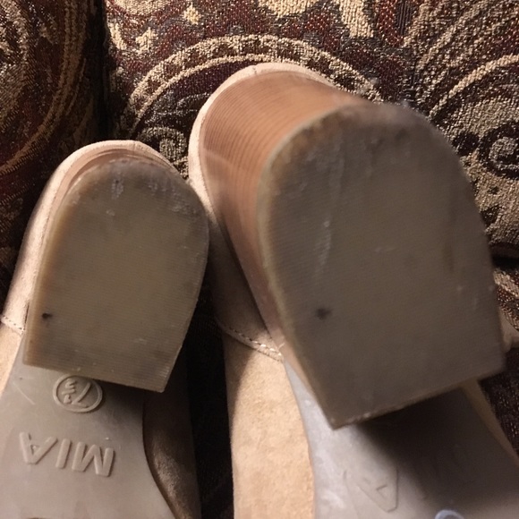 Cute suede open-toed boot heels. - Picture 6 of 7